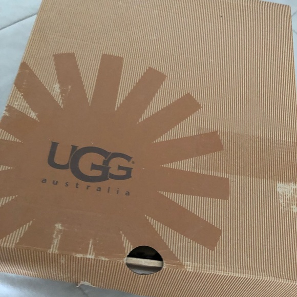 CLASSIC SHORT TAN UGG BOOTS - Picture 2 of 7